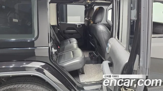 Jeep Wrangler — фото 12