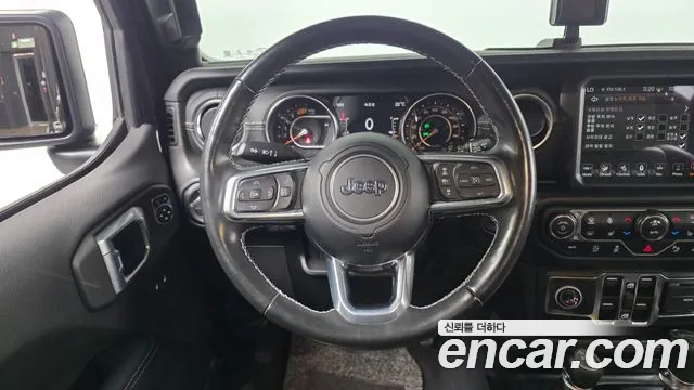 Jeep Wrangler — фото 13