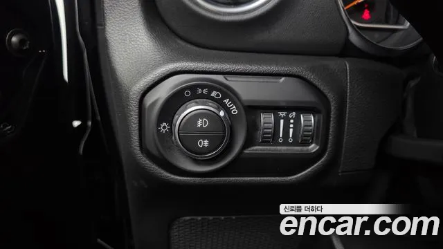 Jeep Wrangler — фото 19