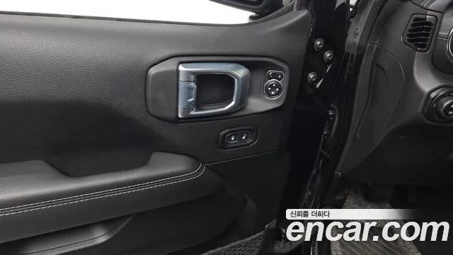 Jeep Wrangler — фото 27
