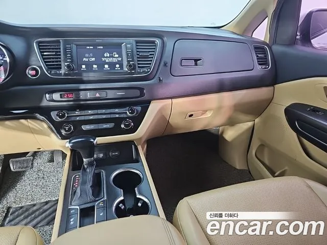 Kia Carnival — фото 10