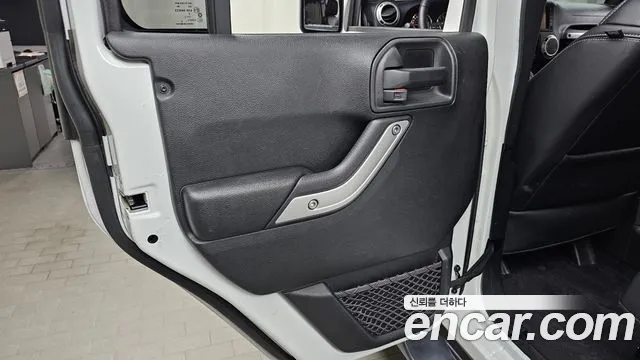 Jeep Wrangler — фото 25