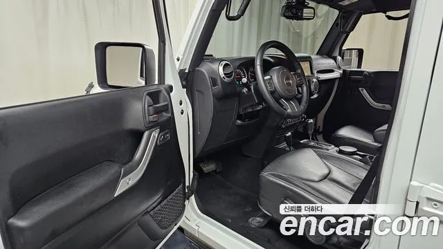 Jeep Wrangler — фото 10