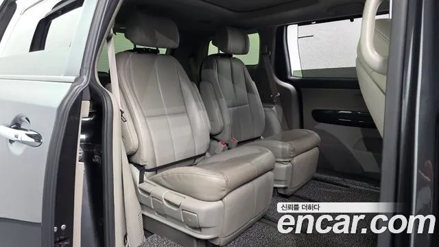 Kia Carnival — фото 10