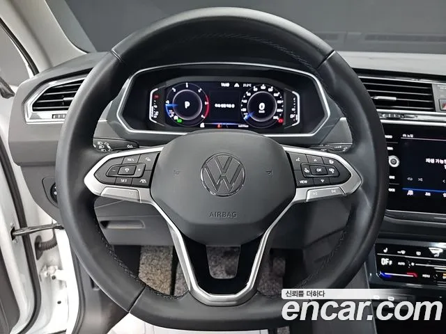 Volkswagen Tiguan — фото 12