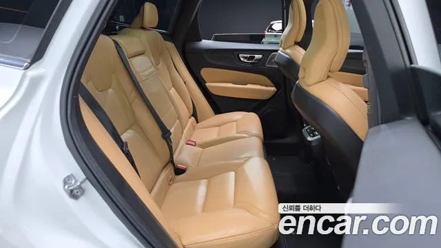 Volvo XC60 — фото 11