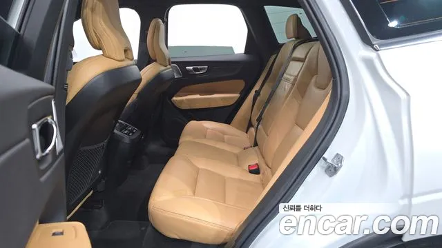 Volvo XC60 — фото 12
