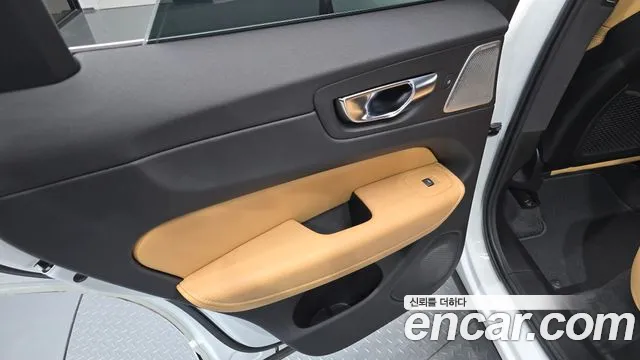Volvo XC60 — фото 25