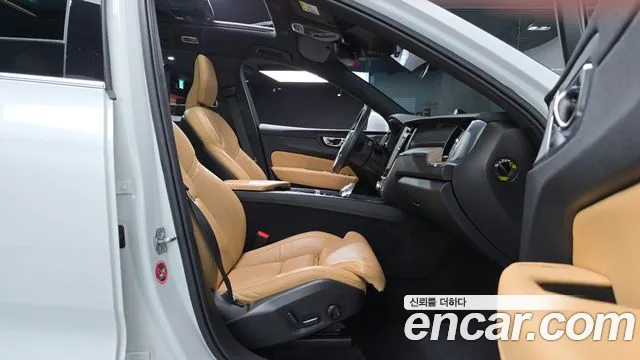 Volvo XC60 — фото 26