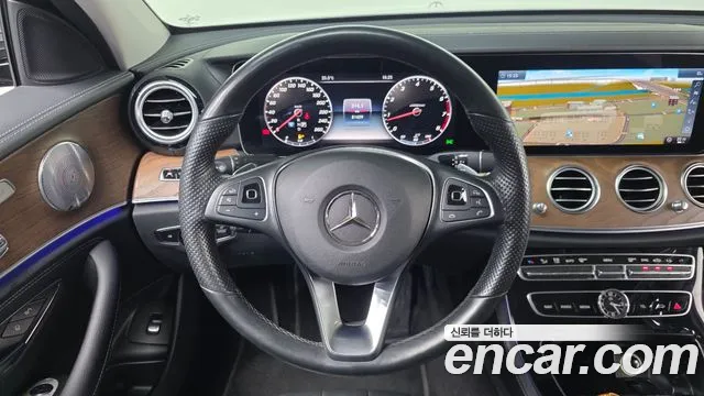 Mercedes-Benz E-Class — фото 13