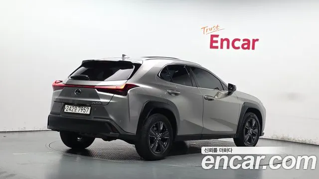 Lexus UX — фото 2