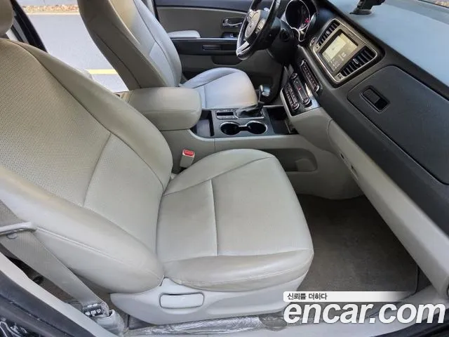 Kia Carnival — фото 12