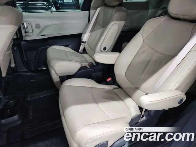 Toyota Sienna — фото 10