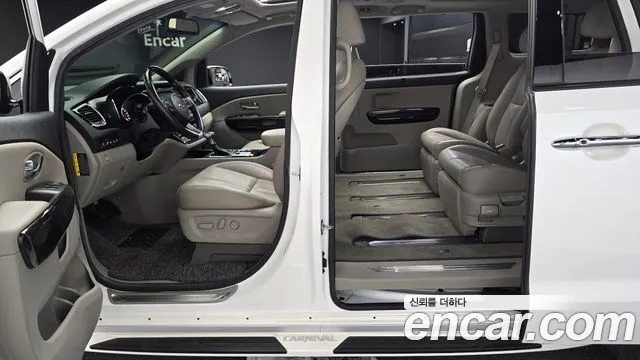 Kia Carnival — фото 12