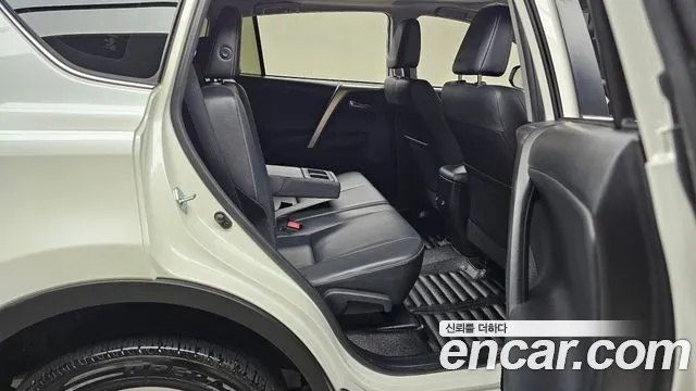 Toyota RAV4 — фото 10