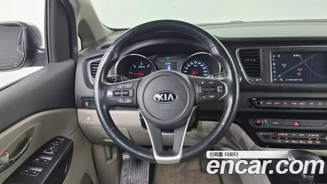 Kia Carnival — фото 14