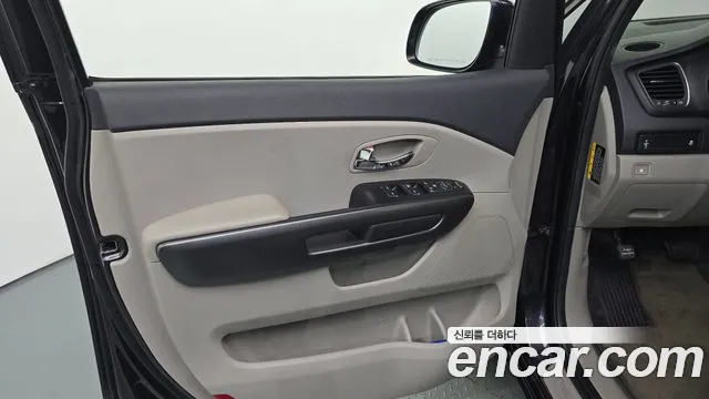 Kia Carnival — фото 24