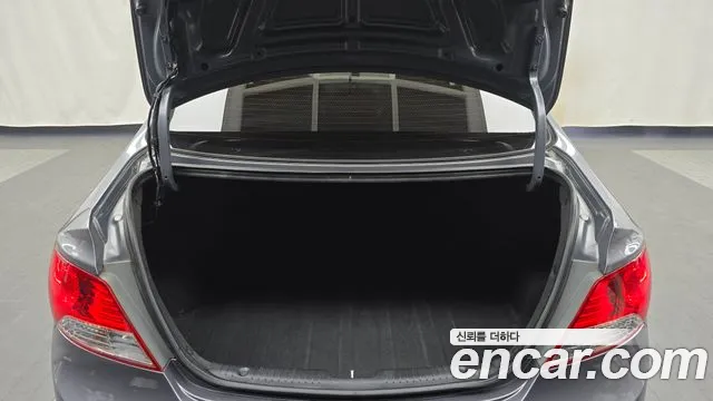 Hyundai Accent — фото 18