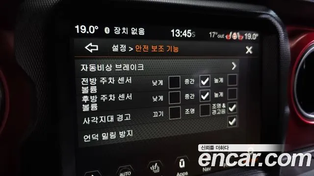 Jeep Wrangler — фото 15