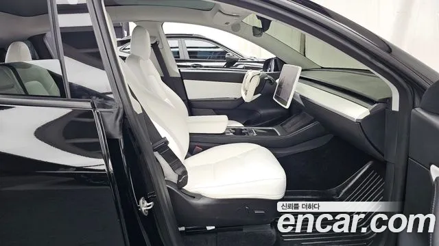 Tesla Model Y — фото 10