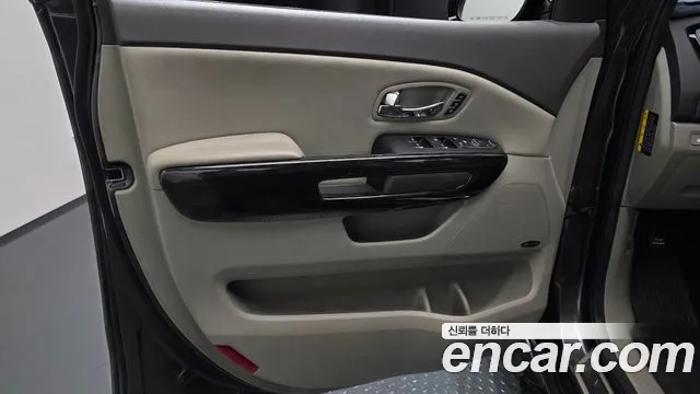 Kia Carnival — фото 24