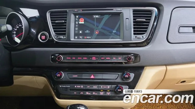 Kia Carnival — фото 14