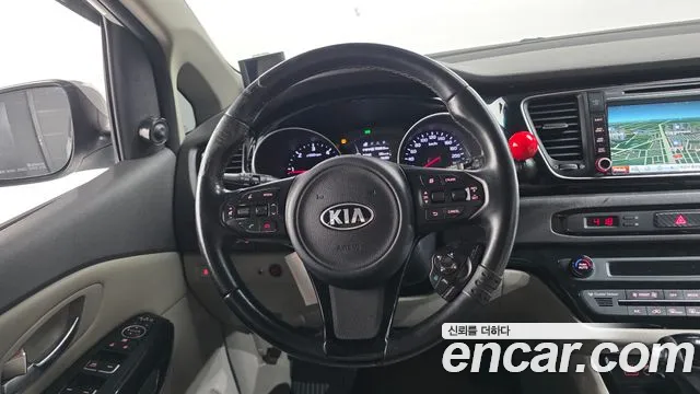 Kia Carnival — фото 12