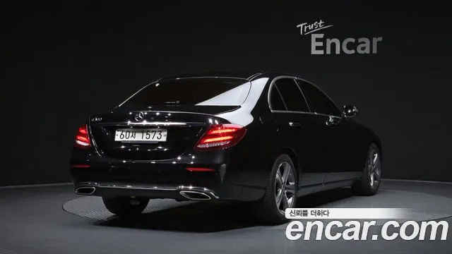 Mercedes-Benz E-Class — фото 1