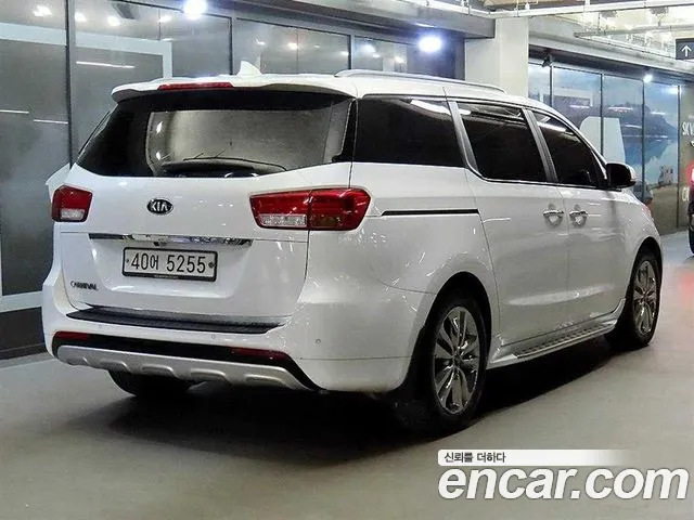 Kia Carnival — фото 4