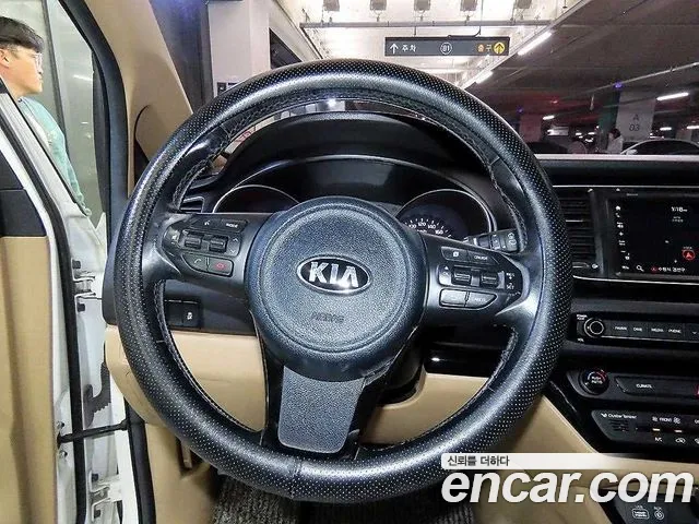 Kia Carnival — фото 8