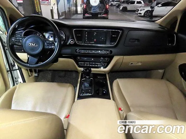 Kia Carnival — фото 10