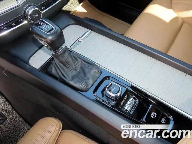 Volvo XC60 — фото 11