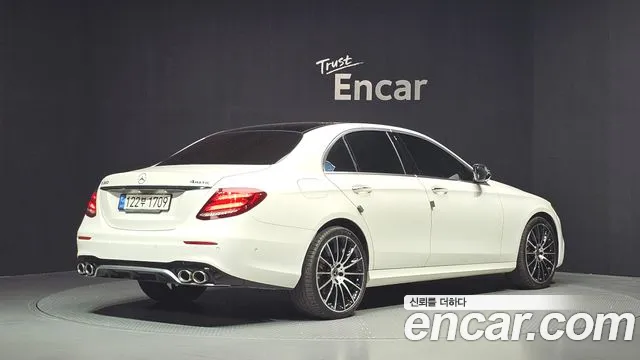 Mercedes-Benz E-Class — фото 2