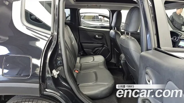 Jeep Renegade — фото 12