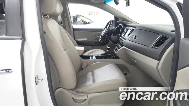 Kia Carnival — фото 11