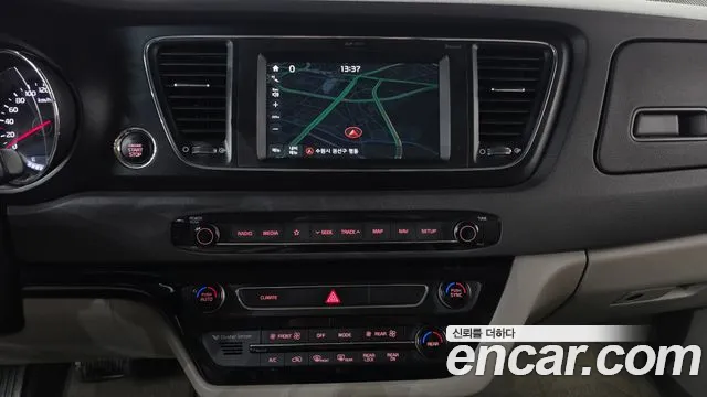 Kia Carnival — фото 12