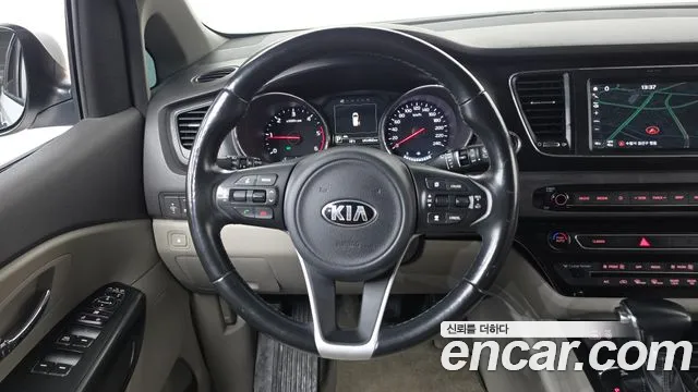 Kia Carnival — фото 13