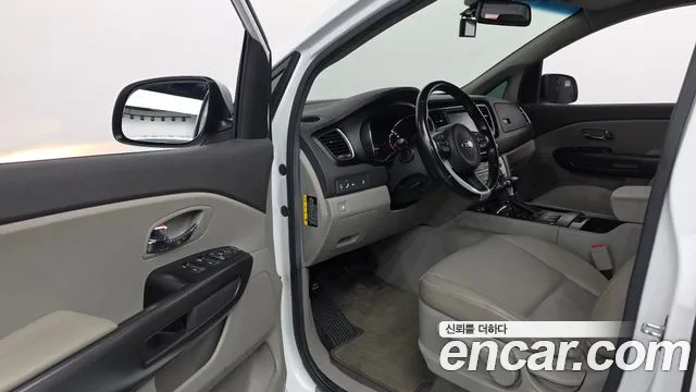 Kia Carnival — фото 10