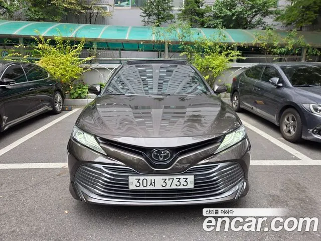 Toyota Camry — фото 1