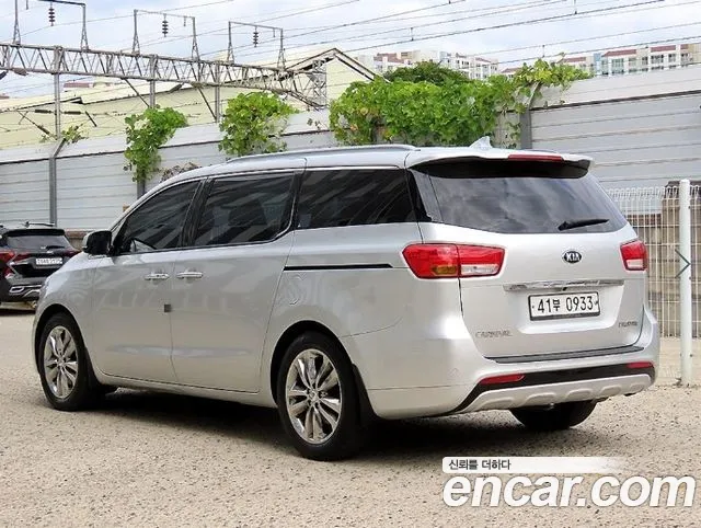 Kia Carnival — фото 3