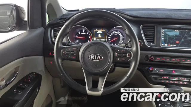 Kia Carnival — фото 12