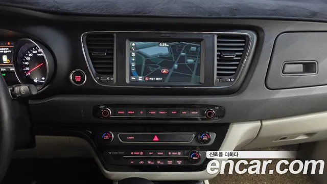 Kia Carnival — фото 13