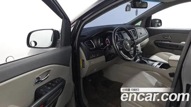 Kia Carnival — фото 10