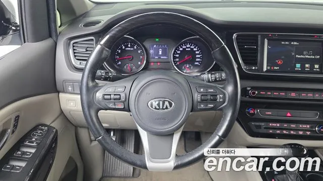 Kia Carnival — фото 12