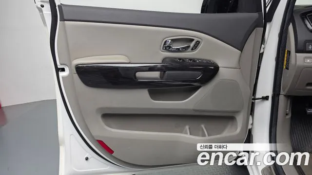Kia Carnival — фото 24