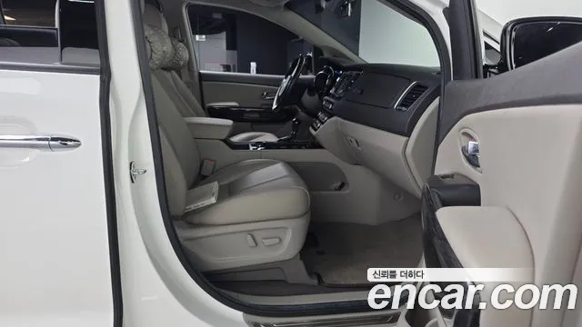Kia Carnival — фото 10