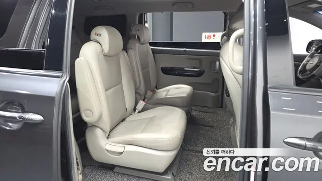 Kia Carnival — фото 12