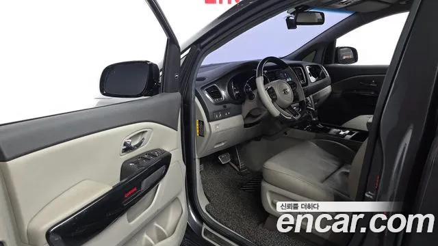 Kia Carnival — фото 10