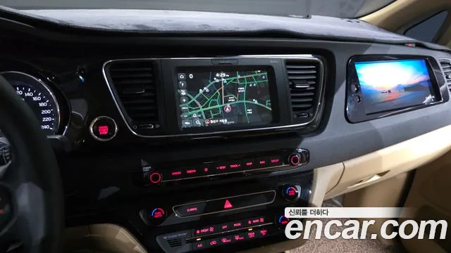 Kia Carnival — фото 14
