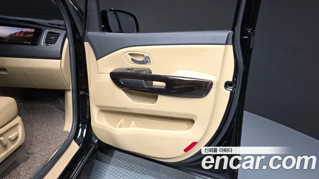 Kia Carnival — фото 25